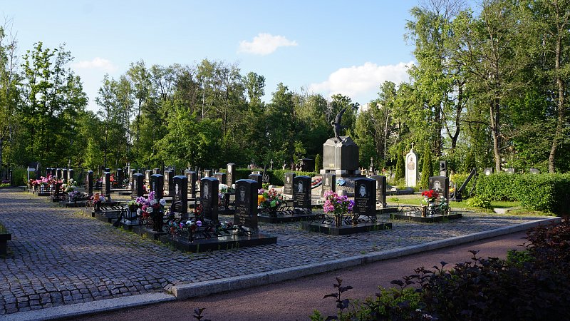 Мемориал памяти АПРК "Курск" на Серафимовском кладбище